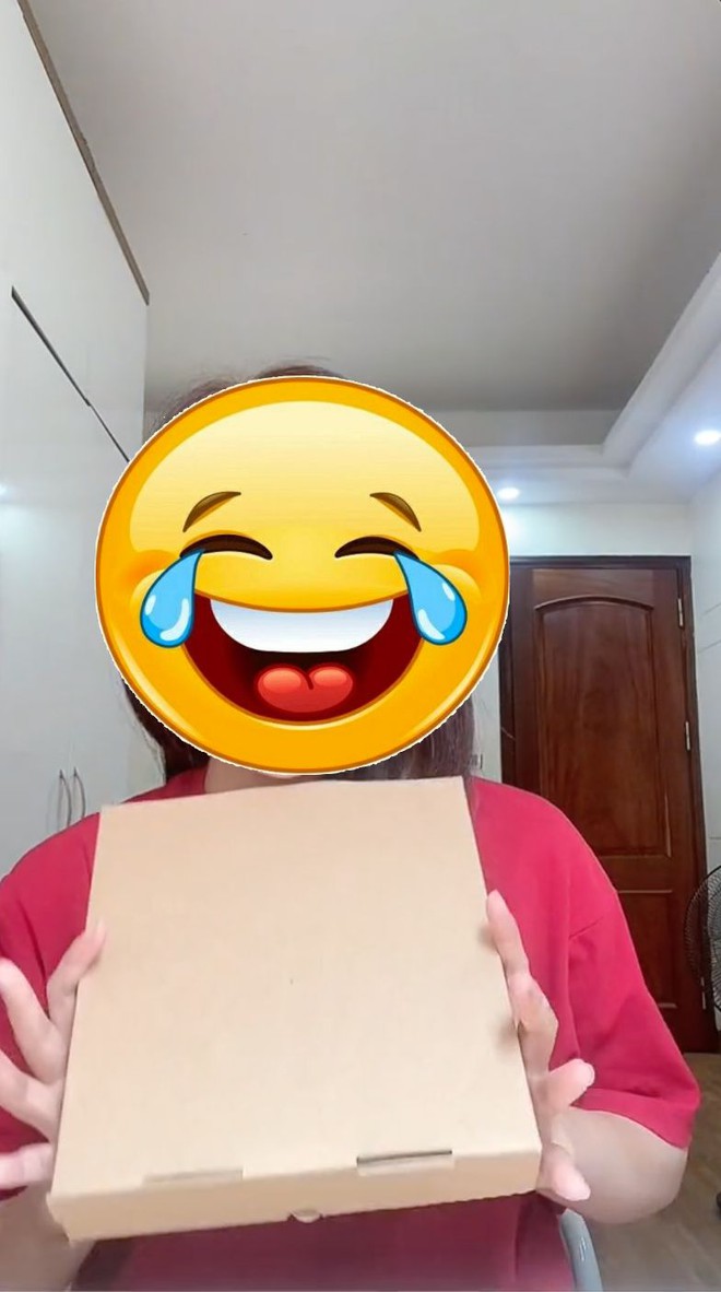 Bánh Trung thu Quang Linh Vlogs bị "bóc phốt" gửi sản phẩm khác với quảng cáo, phải xin lỗi từng khách hàng- Ảnh 2. Bánh Trung thu Quang Linh Vlogs bị "bóc phốt" gửi sản phẩm khác với quảng cáo, phải xin lỗi từng khách hàng- Ảnh 2.