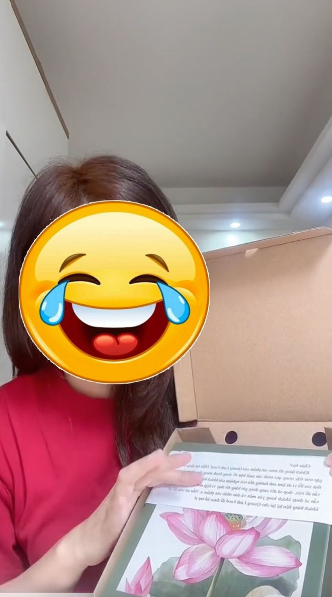Bánh Trung thu Quang Linh Vlogs bị "bóc phốt" gửi sản phẩm khác với quảng cáo, phải xin lỗi từng khách hàng- Ảnh 3. Bánh Trung thu Quang Linh Vlogs bị "bóc phốt" gửi sản phẩm khác với quảng cáo, phải xin lỗi từng khách hàng- Ảnh 3.