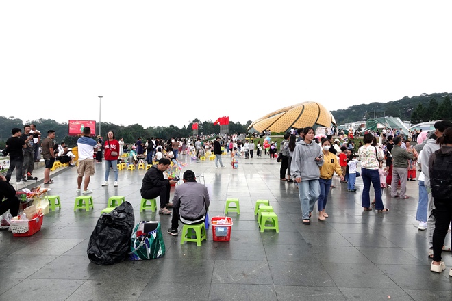 Đà Lạt: Những hình ảnh mới nhất ở Quảng trường Lâm Viên sau vụ chó Alaska bị đánh dã man- Ảnh 8. Đà Lạt: Những hình ảnh mới nhất ở Quảng trường Lâm Viên sau vụ chó Alaska bị đánh dã man- Ảnh 8.