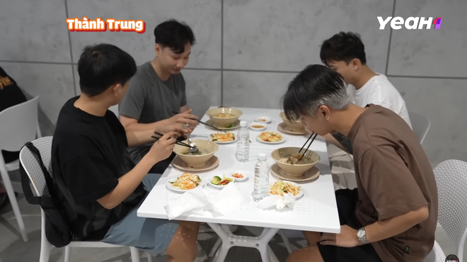 Bác Chất, chị Lượng trong "Anh Trai Chông Gai" là ai mà NSND Tự Long phải cúi đầu cảm ơn?- Ảnh 7.