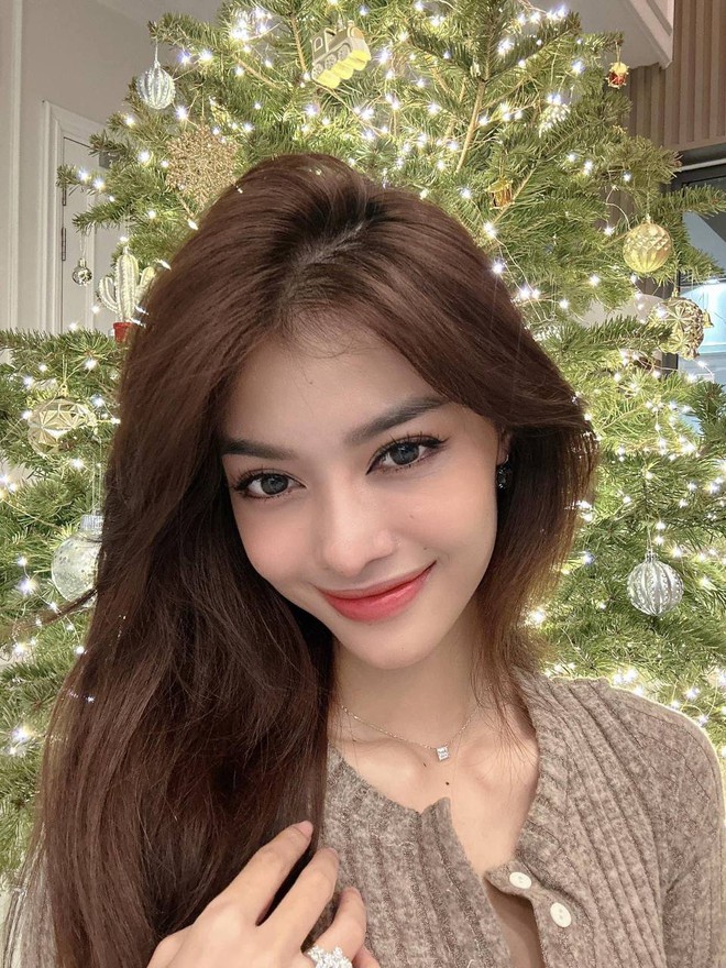 Á hậu Lona Kiều Loan để lộ hành động chuẩn mẹ bỉm mới sinh- Ảnh 6. Á hậu Lona Kiều Loan để lộ hành động chuẩn mẹ bỉm mới sinh- Ảnh 6.