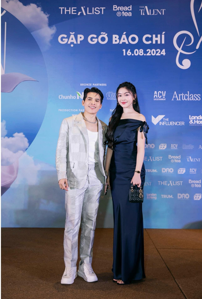 Lọ Lem "xé truyện bước ra", lần đầu catwalk trong show diễn của NTK Chung Thanh Phong- Ảnh 7. Lọ Lem "xé truyện bước ra", lần đầu catwalk trong show diễn của NTK Chung Thanh Phong- Ảnh 7.
