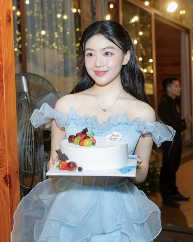 Lọ Lem "xé truyện bước ra", lần đầu catwalk trong show diễn của NTK Chung Thanh Phong- Ảnh 9. Lọ Lem "xé truyện bước ra", lần đầu catwalk trong show diễn của NTK Chung Thanh Phong- Ảnh 9.