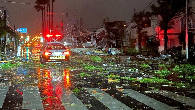 Thảm họa lớn nhất trong năm đổ bộ Nhật Bản: Gần 4 triệu người dân phải sơ tán khẩn cấp, khung cảnh nhiều nơi ngổn ngang như ngày tận thế- Ảnh 6. Thảm họa lớn nhất trong năm đổ bộ Nhật Bản: Gần 4 triệu người dân phải sơ tán khẩn cấp, khung cảnh nhiều nơi ngổn ngang như ngày tận thế- Ảnh 6.