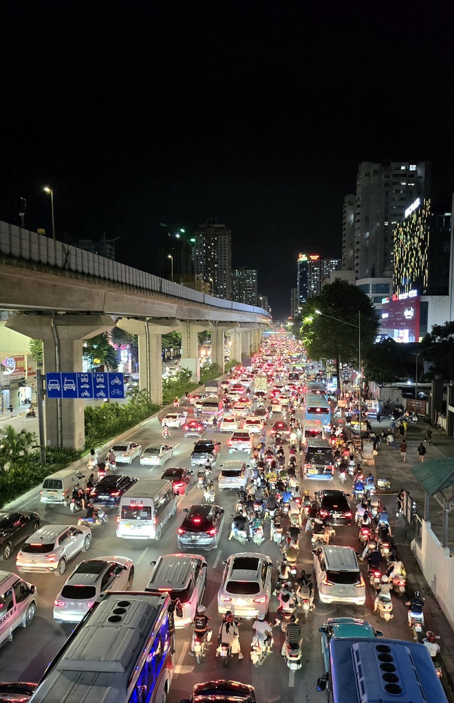 Đèn phanh đỏ rực một trục đường ở Hà Nội, ùn tắc kéo dài hàng kilomet- Ảnh 28. Đèn phanh đỏ rực một trục đường ở Hà Nội, ùn tắc kéo dài hàng kilomet- Ảnh 28.