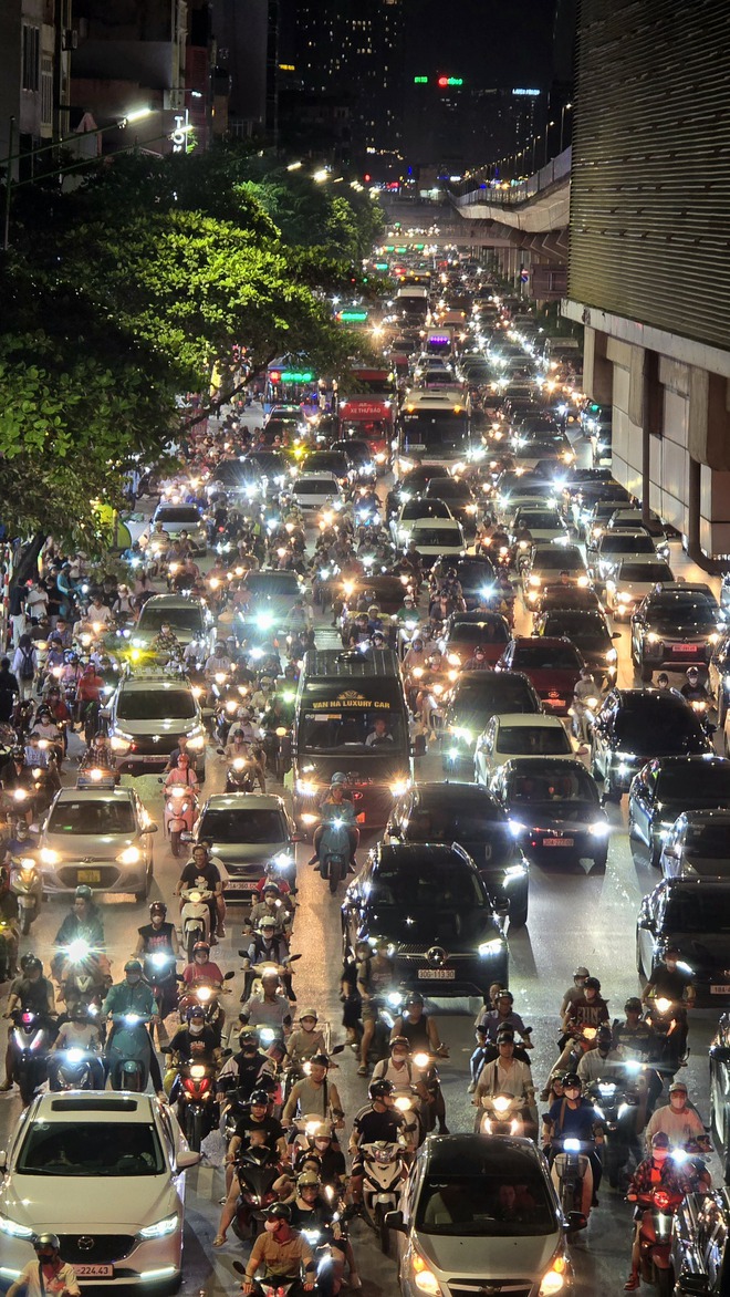Đèn phanh đỏ rực một trục đường ở Hà Nội, ùn tắc kéo dài hàng kilomet- Ảnh 27. Đèn phanh đỏ rực một trục đường ở Hà Nội, ùn tắc kéo dài hàng kilomet- Ảnh 27.