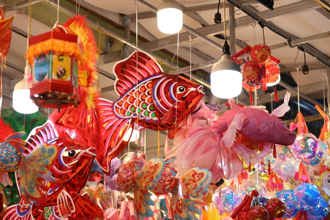 Người dân Hà Nội "đội mưa" đi chơi trong ngày đầu tiên của dịp nghỉ lễ 2/9- Ảnh 6. Người dân Hà Nội "đội mưa" đi chơi trong ngày đầu tiên của dịp nghỉ lễ 2/9- Ảnh 6.