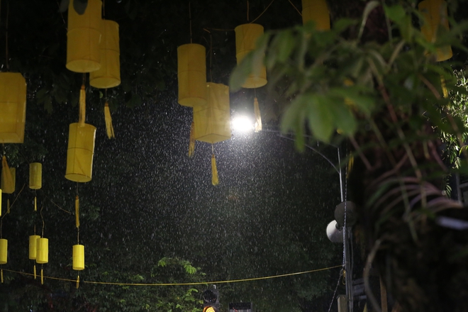 Người dân Hà Nội "đội mưa" đi chơi trong ngày đầu tiên của dịp nghỉ lễ 2/9- Ảnh 9. Người dân Hà Nội "đội mưa" đi chơi trong ngày đầu tiên của dịp nghỉ lễ 2/9- Ảnh 9.