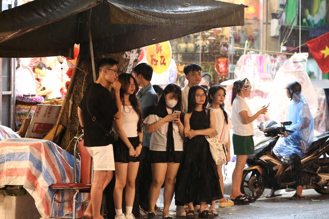 Người dân Hà Nội "đội mưa" đi chơi trong ngày đầu tiên của dịp nghỉ lễ 2/9- Ảnh 10. Người dân Hà Nội "đội mưa" đi chơi trong ngày đầu tiên của dịp nghỉ lễ 2/9- Ảnh 10.