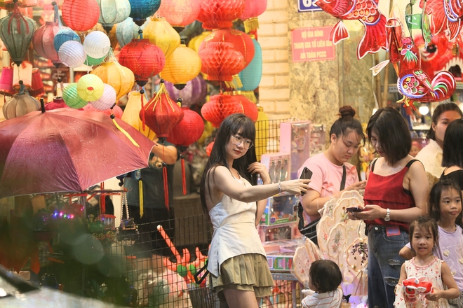 Người dân Hà Nội "đội mưa" đi chơi trong ngày đầu tiên của dịp nghỉ lễ 2/9- Ảnh 20. Người dân Hà Nội "đội mưa" đi chơi trong ngày đầu tiên của dịp nghỉ lễ 2/9- Ảnh 20.