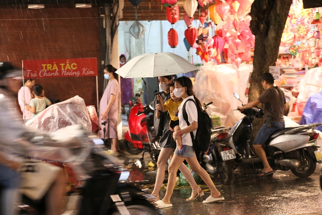 Người dân Hà Nội "đội mưa" đi chơi trong ngày đầu tiên của dịp nghỉ lễ 2/9- Ảnh 16. Người dân Hà Nội "đội mưa" đi chơi trong ngày đầu tiên của dịp nghỉ lễ 2/9- Ảnh 16.