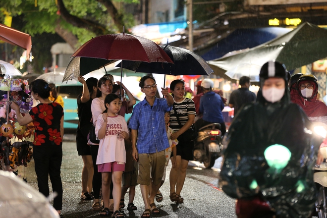 Người dân Hà Nội "đội mưa" đi chơi trong ngày đầu tiên của dịp nghỉ lễ 2/9- Ảnh 15. Người dân Hà Nội "đội mưa" đi chơi trong ngày đầu tiên của dịp nghỉ lễ 2/9- Ảnh 15.