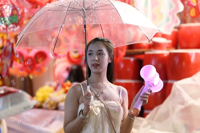 Người dân Hà Nội "đội mưa" đi chơi trong ngày đầu tiên của dịp nghỉ lễ 2/9- Ảnh 21. Người dân Hà Nội "đội mưa" đi chơi trong ngày đầu tiên của dịp nghỉ lễ 2/9- Ảnh 21.