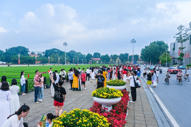Hà Nội 1/9: Các điểm du lịch lịch sử hút khách, giới trẻ thong thả đi cà phê tận hưởng mùa thu "Tết Độc lập"- Ảnh 1. Hà Nội 1/9: Các điểm du lịch lịch sử hút khách, giới trẻ thong thả đi cà phê tận hưởng mùa thu "Tết Độc lập"- Ảnh 1.