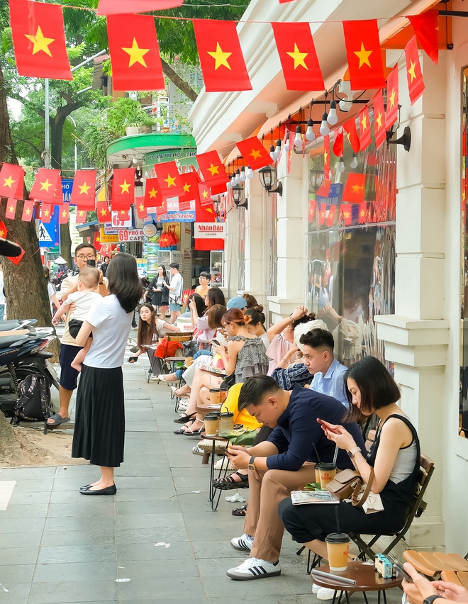 Hà Nội 1/9: Các điểm du lịch lịch sử hút khách, giới trẻ thong thả đi cà phê tận hưởng mùa thu "Tết Độc lập"- Ảnh 8. Hà Nội 1/9: Các điểm du lịch lịch sử hút khách, giới trẻ thong thả đi cà phê tận hưởng mùa thu "Tết Độc lập"- Ảnh 8.