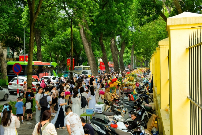 Hà Nội 1/9: Các điểm du lịch lịch sử hút khách, giới trẻ thong thả đi cà phê tận hưởng mùa thu "Tết Độc lập"- Ảnh 12. Hà Nội 1/9: Các điểm du lịch lịch sử hút khách, giới trẻ thong thả đi cà phê tận hưởng mùa thu "Tết Độc lập"- Ảnh 12.