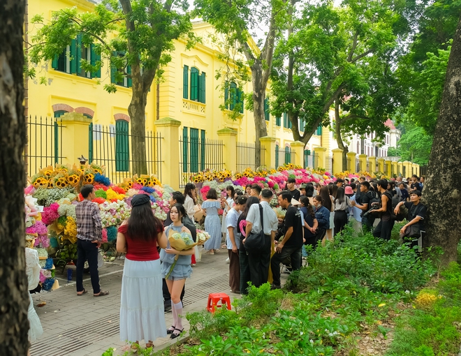 Hà Nội 1/9: Các điểm du lịch lịch sử hút khách, giới trẻ thong thả đi cà phê tận hưởng mùa thu "Tết Độc lập"- Ảnh 13. Hà Nội 1/9: Các điểm du lịch lịch sử hút khách, giới trẻ thong thả đi cà phê tận hưởng mùa thu "Tết Độc lập"- Ảnh 13.