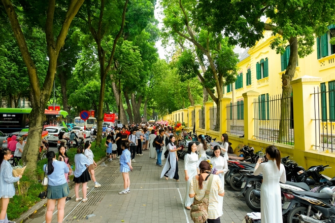 Hà Nội 1/9: Các điểm du lịch lịch sử hút khách, giới trẻ thong thả đi cà phê tận hưởng mùa thu "Tết Độc lập"- Ảnh 14. Hà Nội 1/9: Các điểm du lịch lịch sử hút khách, giới trẻ thong thả đi cà phê tận hưởng mùa thu "Tết Độc lập"- Ảnh 14.