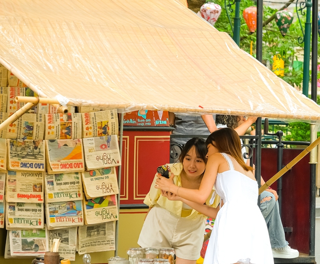 Hà Nội 1/9: Các điểm du lịch lịch sử hút khách, giới trẻ thong thả đi cà phê tận hưởng mùa thu "Tết Độc lập"- Ảnh 16. Hà Nội 1/9: Các điểm du lịch lịch sử hút khách, giới trẻ thong thả đi cà phê tận hưởng mùa thu "Tết Độc lập"- Ảnh 16.