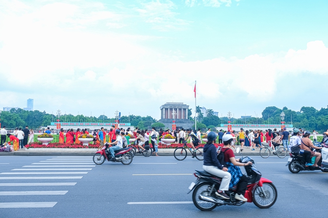 Hà Nội 1/9: Các điểm du lịch lịch sử hút khách, giới trẻ thong thả đi cà phê tận hưởng mùa thu "Tết Độc lập"- Ảnh 3. Hà Nội 1/9: Các điểm du lịch lịch sử hút khách, giới trẻ thong thả đi cà phê tận hưởng mùa thu "Tết Độc lập"- Ảnh 3.