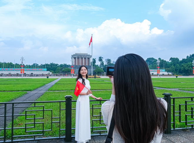 Hà Nội 1/9: Các điểm du lịch lịch sử hút khách, giới trẻ thong thả đi cà phê tận hưởng mùa thu "Tết Độc lập"- Ảnh 4. Hà Nội 1/9: Các điểm du lịch lịch sử hút khách, giới trẻ thong thả đi cà phê tận hưởng mùa thu "Tết Độc lập"- Ảnh 4.