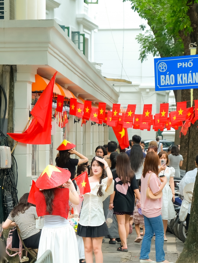 Hà Nội 1/9: Các điểm du lịch lịch sử hút khách, giới trẻ thong thả đi cà phê tận hưởng mùa thu "Tết Độc lập"- Ảnh 7. Hà Nội 1/9: Các điểm du lịch lịch sử hút khách, giới trẻ thong thả đi cà phê tận hưởng mùa thu "Tết Độc lập"- Ảnh 7.