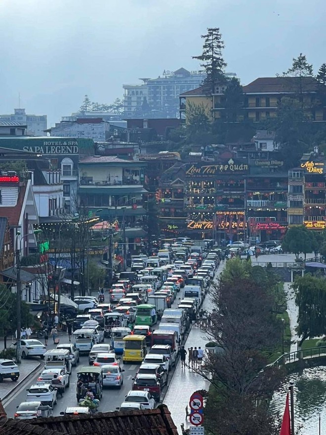 CẬP NHẬT lễ 2/9: Sapa đỉnh nóc ngập trong cờ hoa, Đà Lạt gói gọn bằng 2 từ CẬP NHẬT lễ 2/9: Sapa đỉnh nóc ngập trong cờ hoa, Đà Lạt gói gọn bằng 2 từ