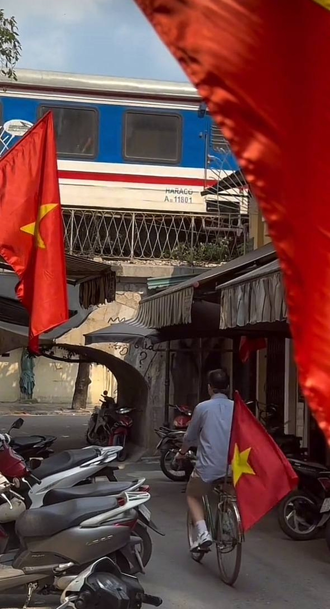 “Đi giữa cờ hoa” - khi người trẻ lan toả lòng yêu nước bằng sự “sáng tạo” đẹp đẽ thế đấy!- Ảnh 1. “Đi giữa cờ hoa” - khi người trẻ lan toả lòng yêu nước bằng sự “sáng tạo” đẹp đẽ thế đấy!- Ảnh 1.
