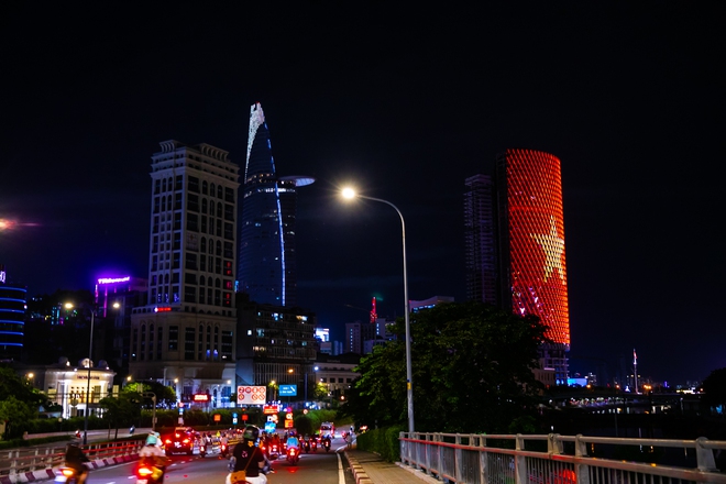 Pháo hoa rực sáng bầu trời TP.HCM tối 2/9, người dân thích thú trải nghiệm khung cảnh khó quên của ngày lễ Độc lập- Ảnh 12. Pháo hoa rực sáng bầu trời TP.HCM tối 2/9, người dân thích thú trải nghiệm khung cảnh khó quên của ngày lễ Độc lập- Ảnh 12.