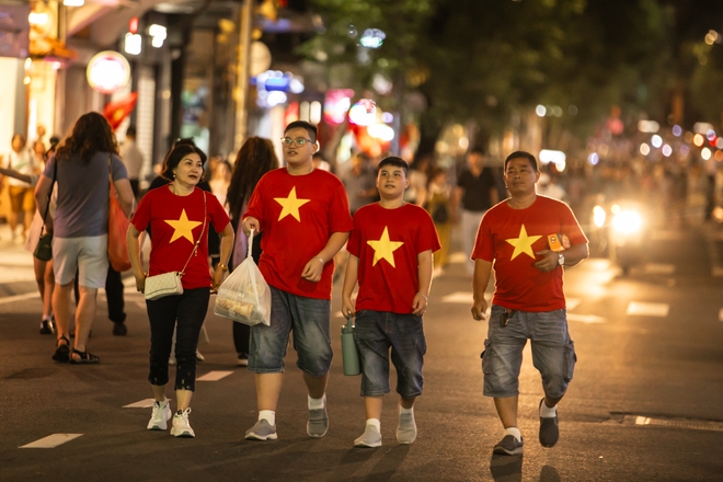Pháo hoa rực sáng bầu trời TP.HCM tối 2/9, người dân thích thú trải nghiệm khung cảnh khó quên của ngày lễ Độc lập- Ảnh 15. Pháo hoa rực sáng bầu trời TP.HCM tối 2/9, người dân thích thú trải nghiệm khung cảnh khó quên của ngày lễ Độc lập- Ảnh 15.