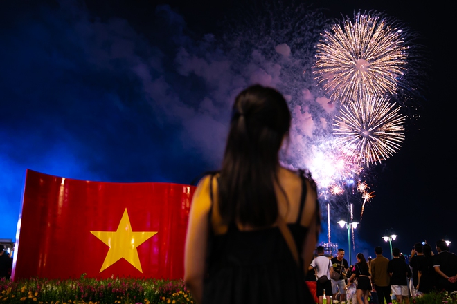 Pháo hoa rực sáng bầu trời TP.HCM tối 2/9, người dân thích thú trải nghiệm khung cảnh khó quên của ngày lễ Độc lập- Ảnh 49. Pháo hoa rực sáng bầu trời TP.HCM tối 2/9, người dân thích thú trải nghiệm khung cảnh khó quên của ngày lễ Độc lập- Ảnh 49.
