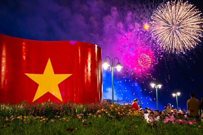 Pháo hoa rực sáng bầu trời TP.HCM tối 2/9, người dân thích thú trải nghiệm khung cảnh khó quên của ngày lễ Độc lập- Ảnh 34. Pháo hoa rực sáng bầu trời TP.HCM tối 2/9, người dân thích thú trải nghiệm khung cảnh khó quên của ngày lễ Độc lập- Ảnh 34.