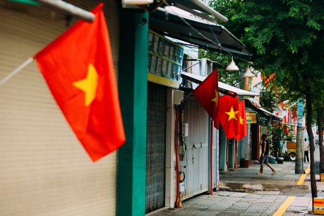 Có một TP.HCM đẹp yên bình dưới sắc cờ rực rỡ ngày Tết Độc Lập- Ảnh 4. Có một TP.HCM đẹp yên bình dưới sắc cờ rực rỡ ngày Tết Độc Lập- Ảnh 4.