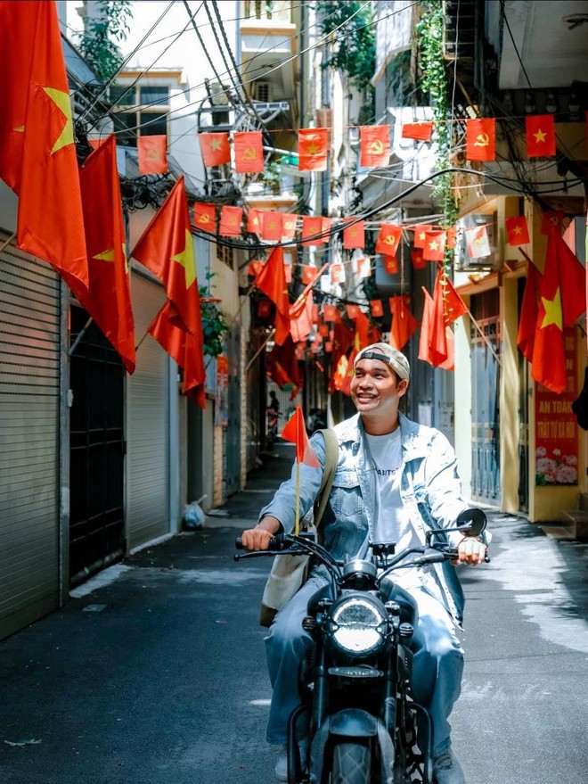 “Đi giữa cờ hoa” - khi người trẻ lan toả lòng yêu nước bằng sự “sáng tạo” đẹp đẽ thế đấy!- Ảnh 7. “Đi giữa cờ hoa” - khi người trẻ lan toả lòng yêu nước bằng sự “sáng tạo” đẹp đẽ thế đấy!- Ảnh 7.