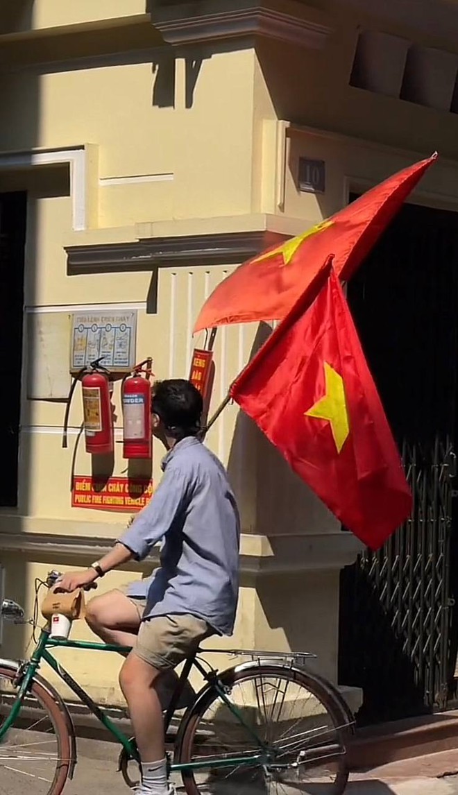 “Đi giữa cờ hoa” - khi người trẻ lan toả lòng yêu nước bằng sự “sáng tạo” đẹp đẽ thế đấy!- Ảnh 3. “Đi giữa cờ hoa” - khi người trẻ lan toả lòng yêu nước bằng sự “sáng tạo” đẹp đẽ thế đấy!- Ảnh 3.