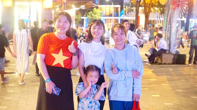Pháo hoa rực sáng bầu trời TP.HCM tối 2/9, người dân thích thú trải nghiệm khung cảnh khó quên của ngày lễ Độc lập- Ảnh 9. Pháo hoa rực sáng bầu trời TP.HCM tối 2/9, người dân thích thú trải nghiệm khung cảnh khó quên của ngày lễ Độc lập- Ảnh 9.