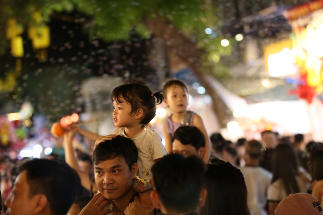Pháo hoa rực sáng bầu trời TP.HCM tối 2/9, người dân thích thú trải nghiệm khung cảnh khó quên của ngày lễ Độc lập- Ảnh 24. Pháo hoa rực sáng bầu trời TP.HCM tối 2/9, người dân thích thú trải nghiệm khung cảnh khó quên của ngày lễ Độc lập- Ảnh 24.