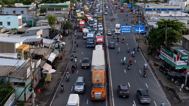 Cửa ngõ miền Tây “tê liệt”, hàng nghìn phương tiện chôn chân nhiều giờ đồng hồ vẫn chưa thể vào TP.HCM- Ảnh 13. Cửa ngõ miền Tây “tê liệt”, hàng nghìn phương tiện chôn chân nhiều giờ đồng hồ vẫn chưa thể vào TP.HCM- Ảnh 13.