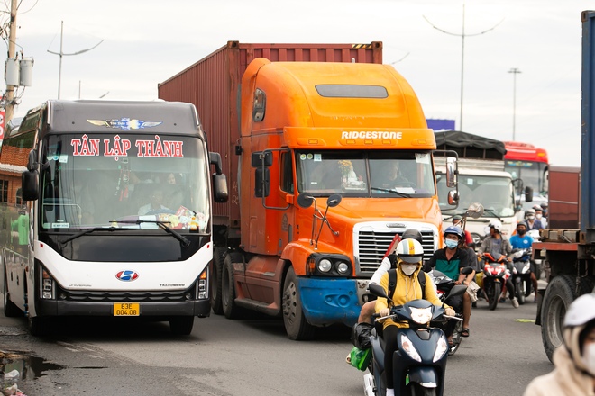 Cửa ngõ miền Tây “tê liệt”, hàng nghìn phương tiện chôn chân nhiều giờ đồng hồ vẫn chưa thể vào TP.HCM- Ảnh 11. Cửa ngõ miền Tây “tê liệt”, hàng nghìn phương tiện chôn chân nhiều giờ đồng hồ vẫn chưa thể vào TP.HCM- Ảnh 11.