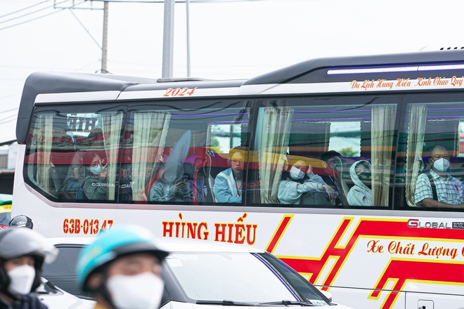 Cửa ngõ miền Tây “tê liệt”, hàng nghìn phương tiện chôn chân nhiều giờ đồng hồ vẫn chưa thể vào TP.HCM- Ảnh 8. Cửa ngõ miền Tây “tê liệt”, hàng nghìn phương tiện chôn chân nhiều giờ đồng hồ vẫn chưa thể vào TP.HCM- Ảnh 8.