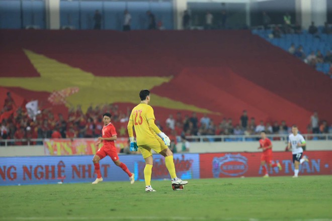 Tóm dính dàn WAGs Việt trên sân Mỹ Đình, vợ Văn Lâm đọ sắc với bạn gái Văn Thanh: Nhan sắc một chín một mười- Ảnh 10. Tóm dính dàn WAGs Việt trên sân Mỹ Đình, vợ Văn Lâm đọ sắc với bạn gái Văn Thanh: Nhan sắc một chín một mười- Ảnh 10.