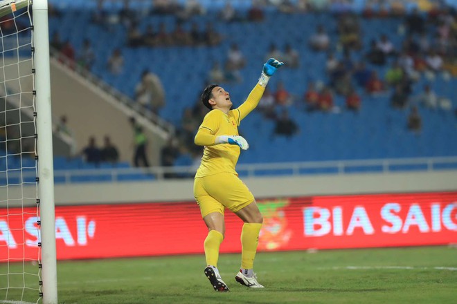 Tóm dính dàn WAGs Việt trên sân Mỹ Đình, vợ Văn Lâm đọ sắc với bạn gái Văn Thanh: Nhan sắc một chín một mười- Ảnh 8. Tóm dính dàn WAGs Việt trên sân Mỹ Đình, vợ Văn Lâm đọ sắc với bạn gái Văn Thanh: Nhan sắc một chín một mười- Ảnh 8.