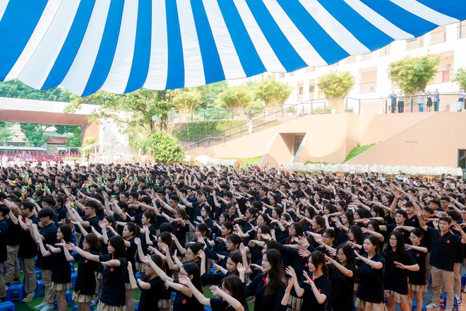 Toàn cảnh lễ khai giảng năm học mới: Rất nhanh - gọn nhưng vẫn thừa vui tươi và háo hức!- Ảnh 16. Toàn cảnh lễ khai giảng năm học mới: Rất nhanh - gọn nhưng vẫn thừa vui tươi và háo hức!- Ảnh 16.