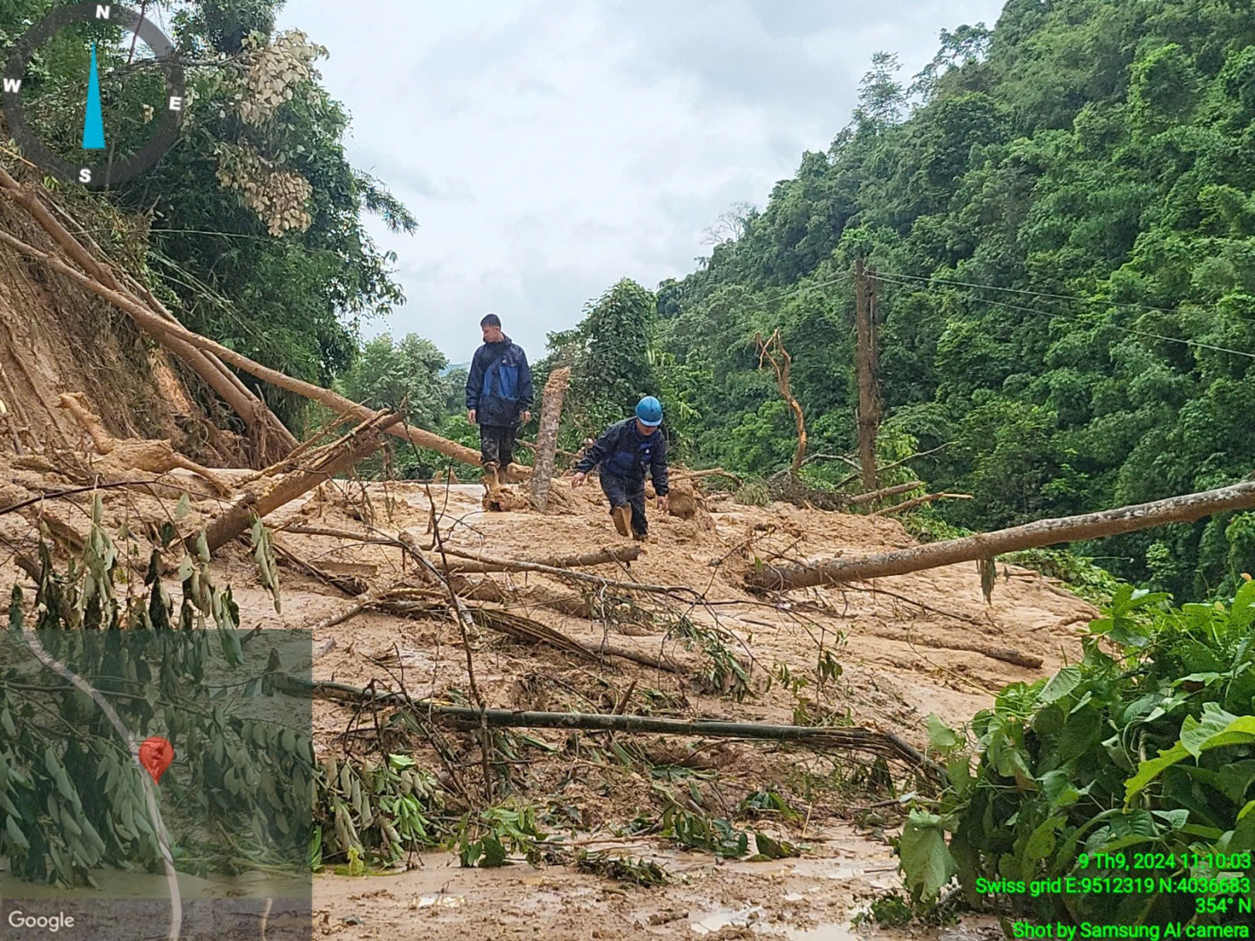 nhan vien ky thuat vnpt lao cai di kiem tra kip thoi sua chua ha tang bi sat lo dut cap dam bao lien lac cho khach hang tai xa nam tha huyen van ban tinh lao cai