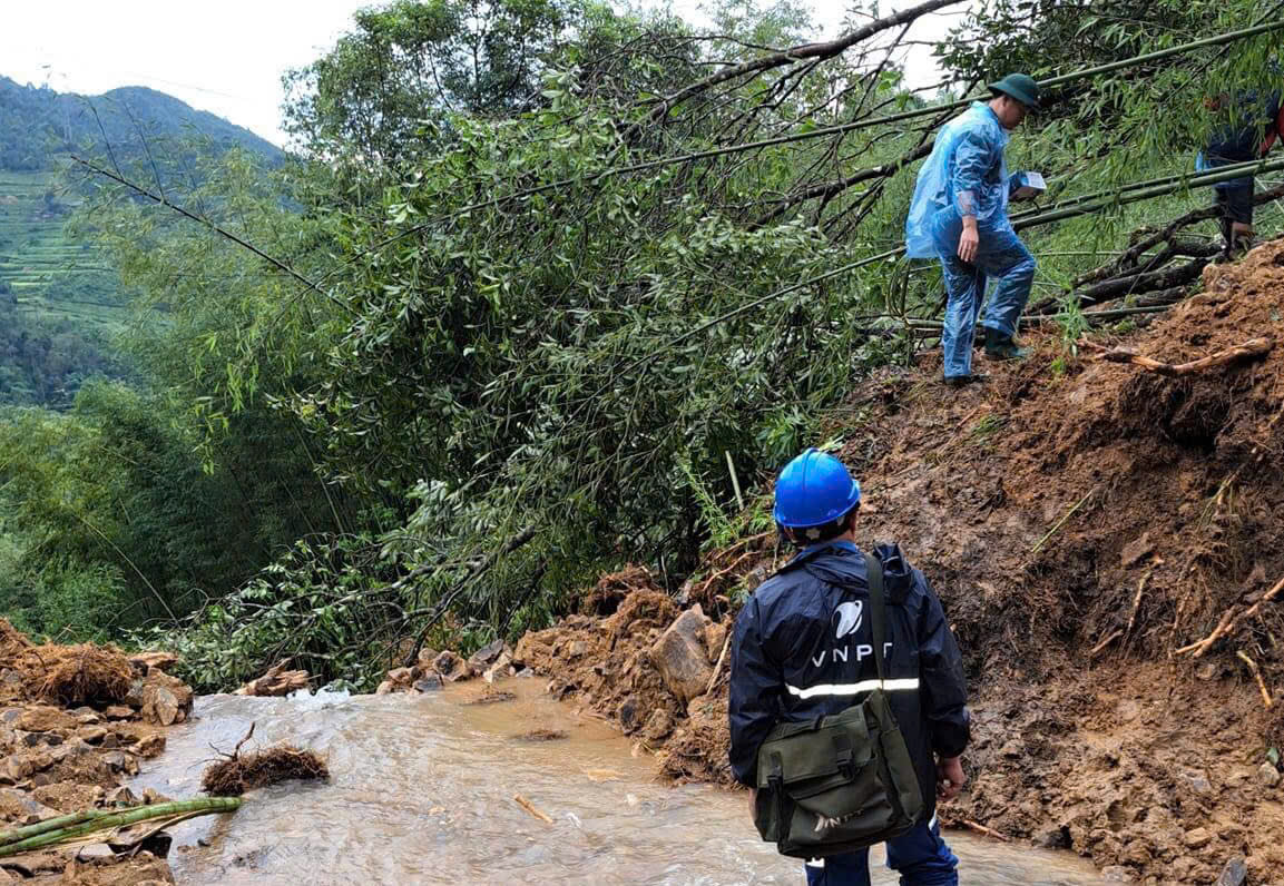 nhan vien vnpt cao bang khong quan ngai treo deo loi suoi khac phuc su co sau bao lu phuc vu khach hang1