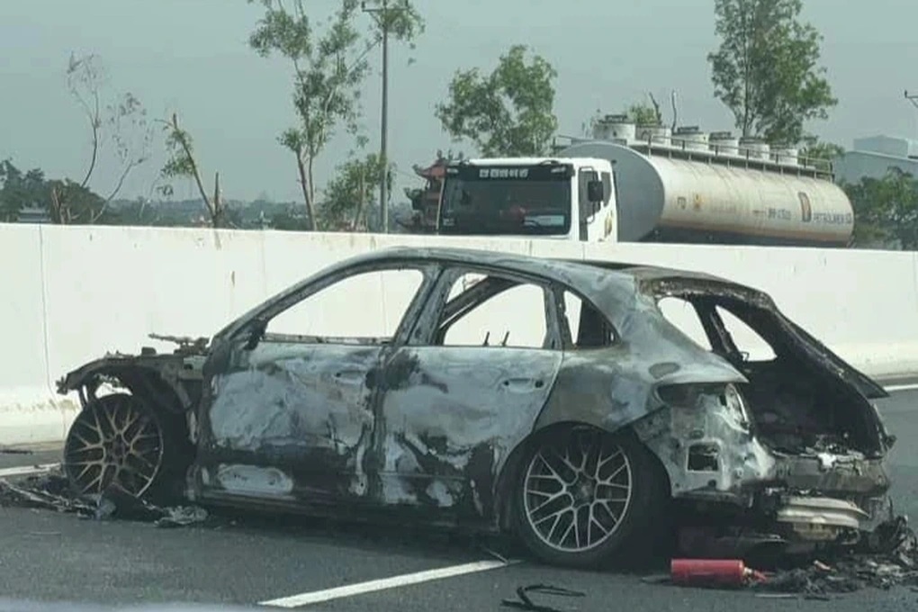 Porsche Macan bốc cháy trên cao tốc Hà Nội – Hải Phòng sau va chạm