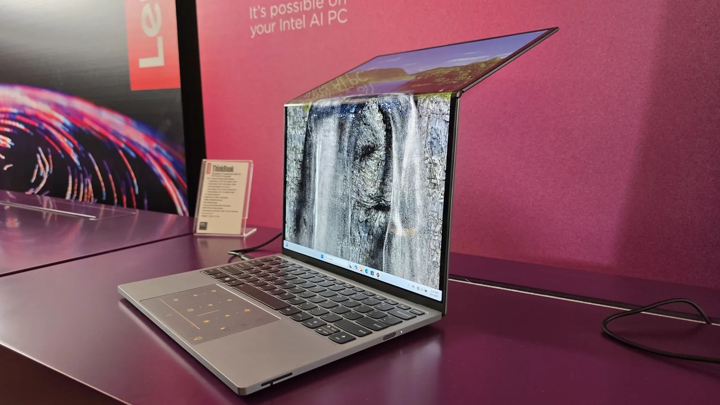 Lenovo hé lộ concept máy tính xách tay màn hình gập, chạy bằng năng lượng mặt trời
