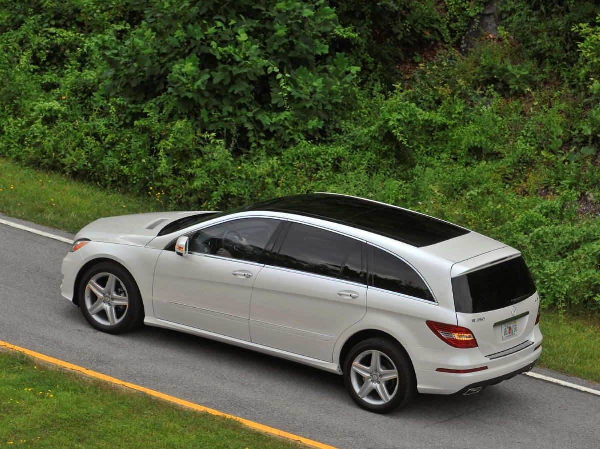 cua so troi mercedes tu phat no