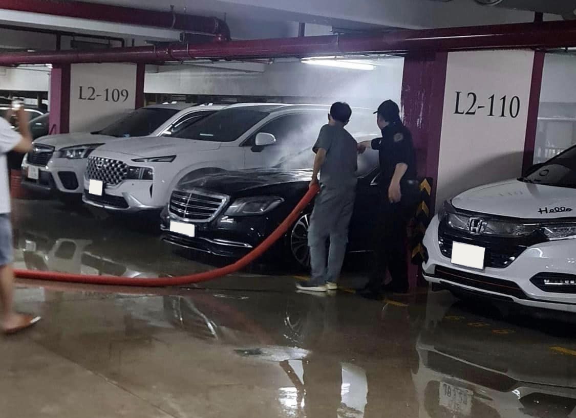 Xe sang 5 tỷ của ca sĩ Duy Mạnh bốc cháy chưa rõ nguyên nhân dù vẫn còn 2 năm bảo hành