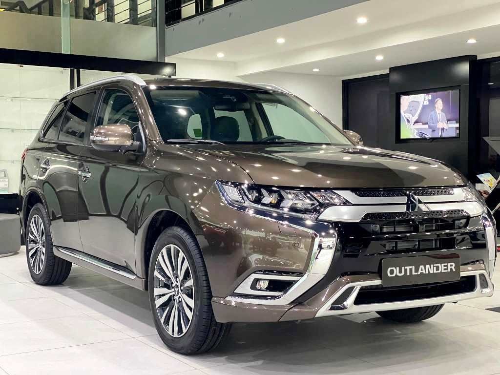 Xả hàng tồn kho, Mitsubishi Outlander được ưu đãi gần trăm triệu đồng